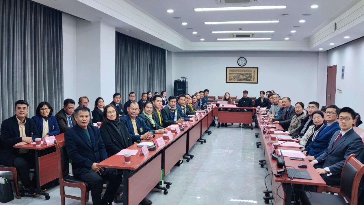 泰國曼谷二區17所高級中學校長來我校交流訪問