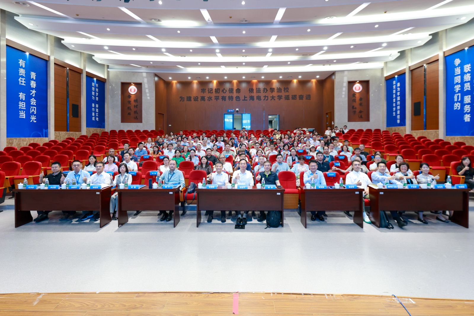 《人民網(wǎng)》探索“四鏈融合”新路徑 2025年應(yīng)用型人才培養(yǎng)模式改革研討會(huì)在滬舉辦