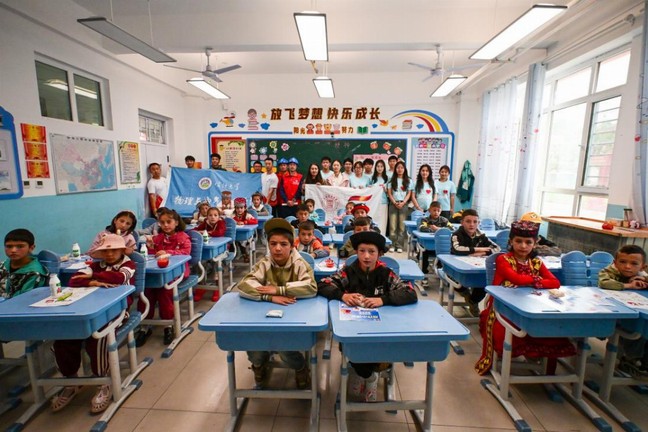 《中國(guó)日?qǐng)?bào)網(wǎng)》帕米爾淬煉赤子心，石榴籽共燃愛(ài)國(guó)情——一場(chǎng)跨越祖國(guó)東西部的愛(ài)國(guó)淬煉實(shí)踐之旅