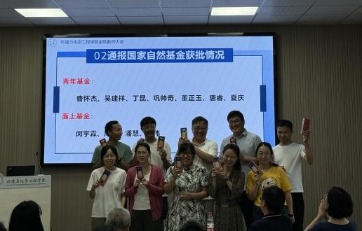 嚴管厚愛 讓青年人做自己最想做的研究——記環境與化學工程學院青年教師團隊