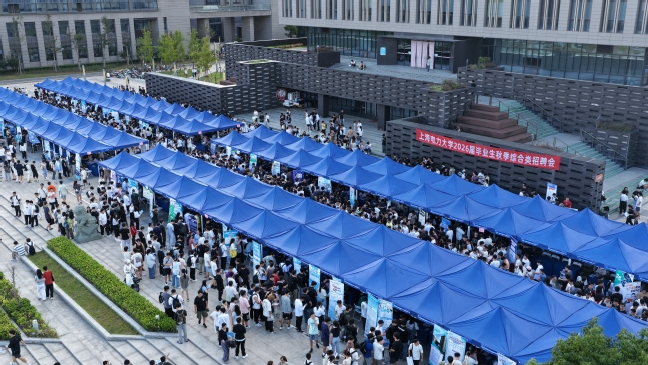 《東方教育時(shí)報(bào)》這場(chǎng)校園招聘會(huì)上，“人工智能+清潔能源”的交叉領(lǐng)域成為產(chǎn)業(yè)需求，能源電力特色崗位成熱點(diǎn)