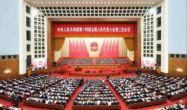 上電師生熱切關(guān)注全國兩會熱議政府工作報告①