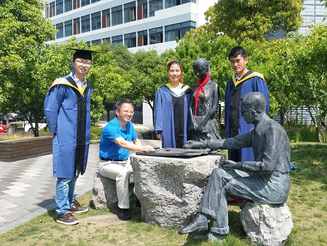 《第一教育》教育是什么？教師是個怎樣的職業(yè)？他們用了40年來回答