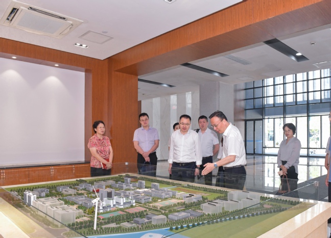 上海出版印刷高等專科學校校長栗建華來校訪問