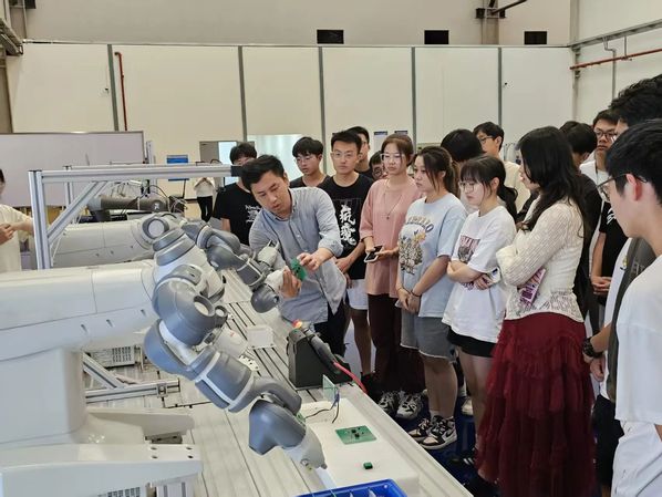 《上海教育》?上海電力大學(xué)：以“AI+能源電力”人才培養(yǎng)新模式，賦能臨港新片區(qū)人工智能產(chǎn)業(yè)需求 | 人工智能賦能高等教育