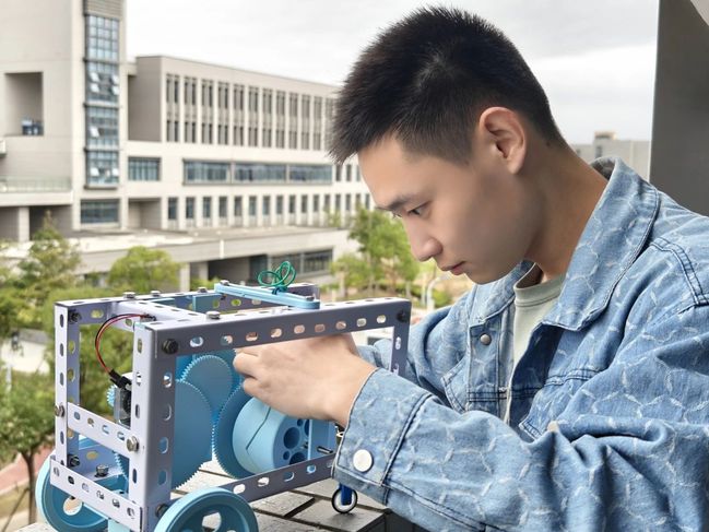 吳浩：軍旅礪劍，學海揚帆