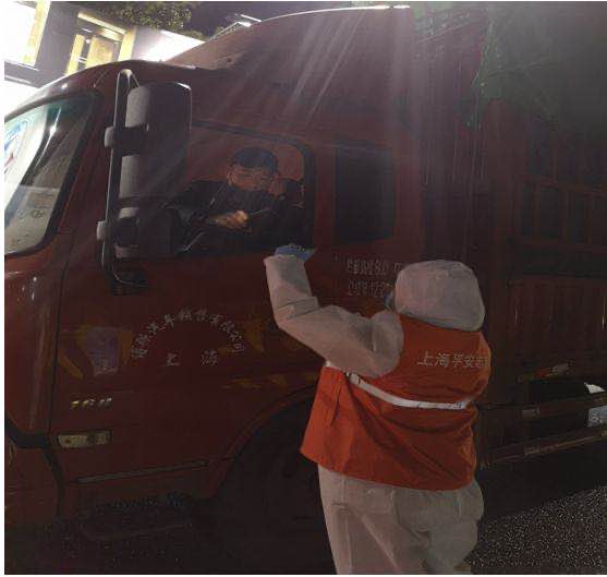 高速道口抗“疫”戰線上最靚的“仔”