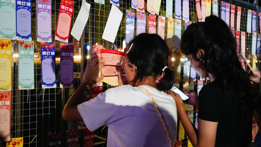 《上觀新聞》湖畔花燈+非遺扎染，中秋氛圍拉滿！這屆上電新生的融入活動好豐富