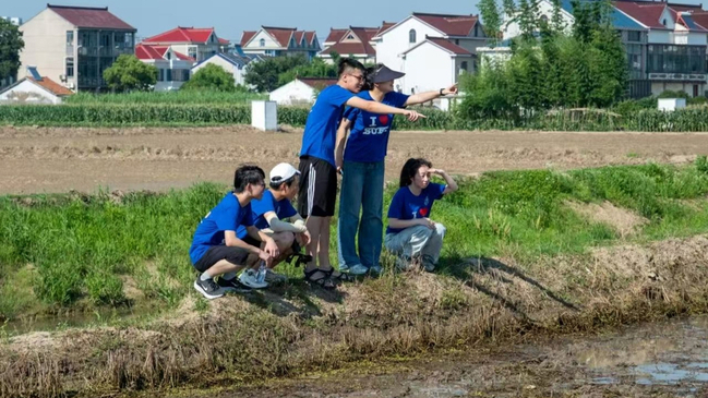 《上觀新聞》田間地頭來(lái)了一撥撥大學(xué)生，這個(gè)鎮(zhèn)“校地合作”賦能鄉(xiāng)村振興