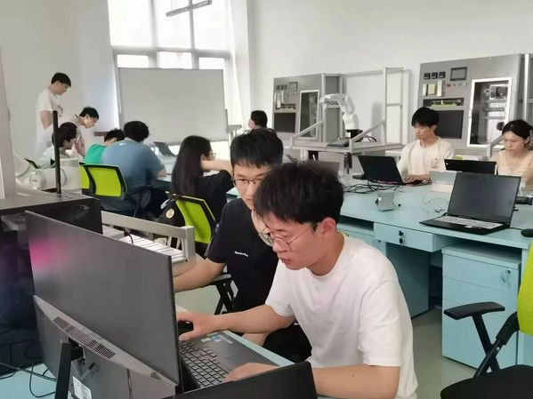 《第一教育》超半數(shù)學(xué)生畢業(yè)后簽約國企，上海這所“寶藏”高校與能源電力“血脈相連”，專業(yè)與產(chǎn)業(yè)同頻共振